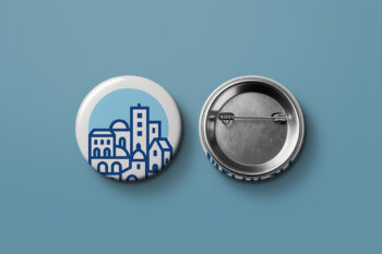 Free button badge mockup with front and back view, isolated PSD file with editable Smart Objects and independent shadows for branding and merchandising previews.